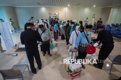 357 Hajj Pilgrims from Kulon Progo Return to Indonesia Amid Emotional Welcome