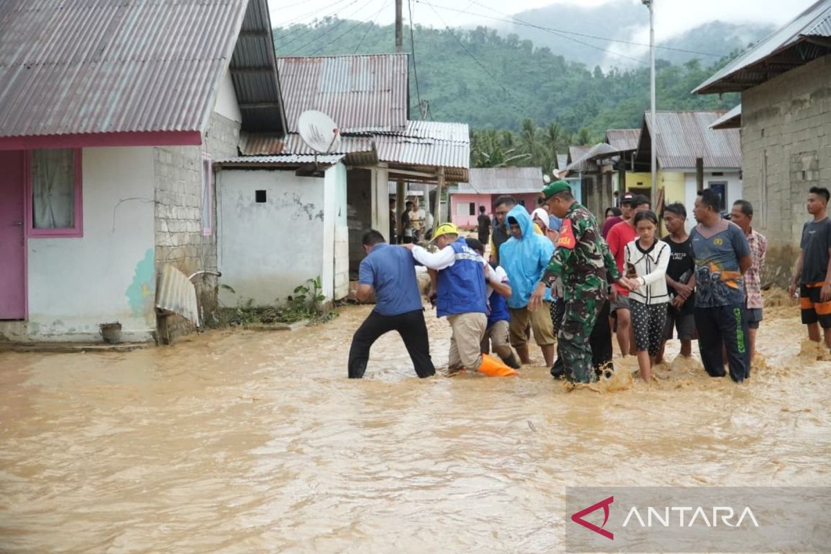 BNPB opens public kitchen, provides food for N Gorontalo flood victims