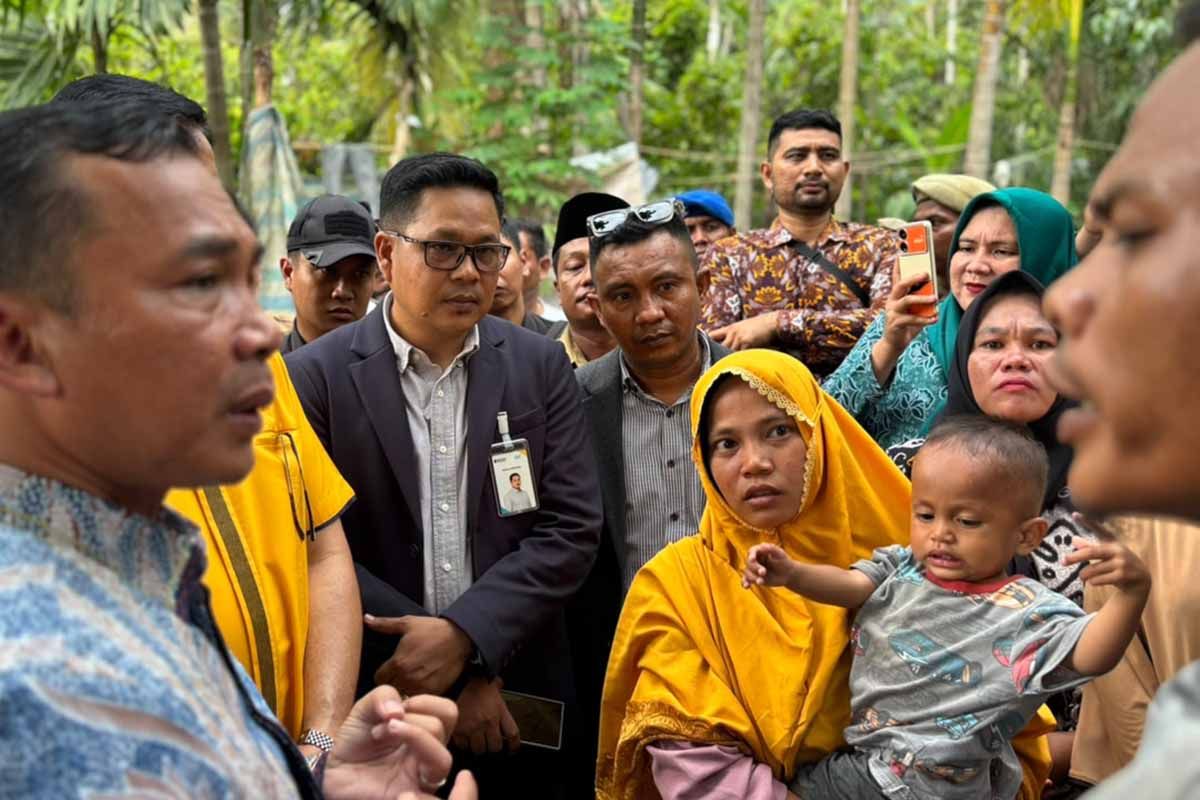 Minister for Population and Family Development hands over housing assistance to stunting-risk families in Aceh