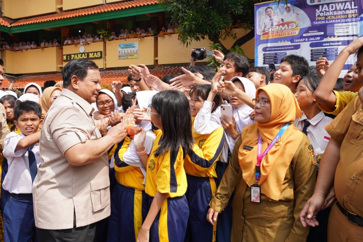 Prabowo swarmed by students seeking autographs after inspecting Free Nutritious Meal programme