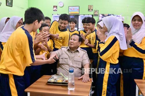 Prabowo Accompanied by Anthony Robbins Inspects Free Nutritious Meal Programme at SMPN 111 Jakarta
