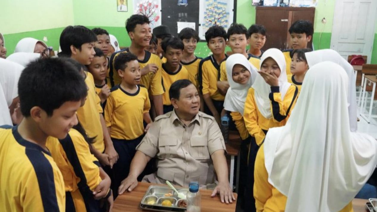 Prabowo Joins Students at SMPN 111 Jakarta for Free Nutritious Meal Programme