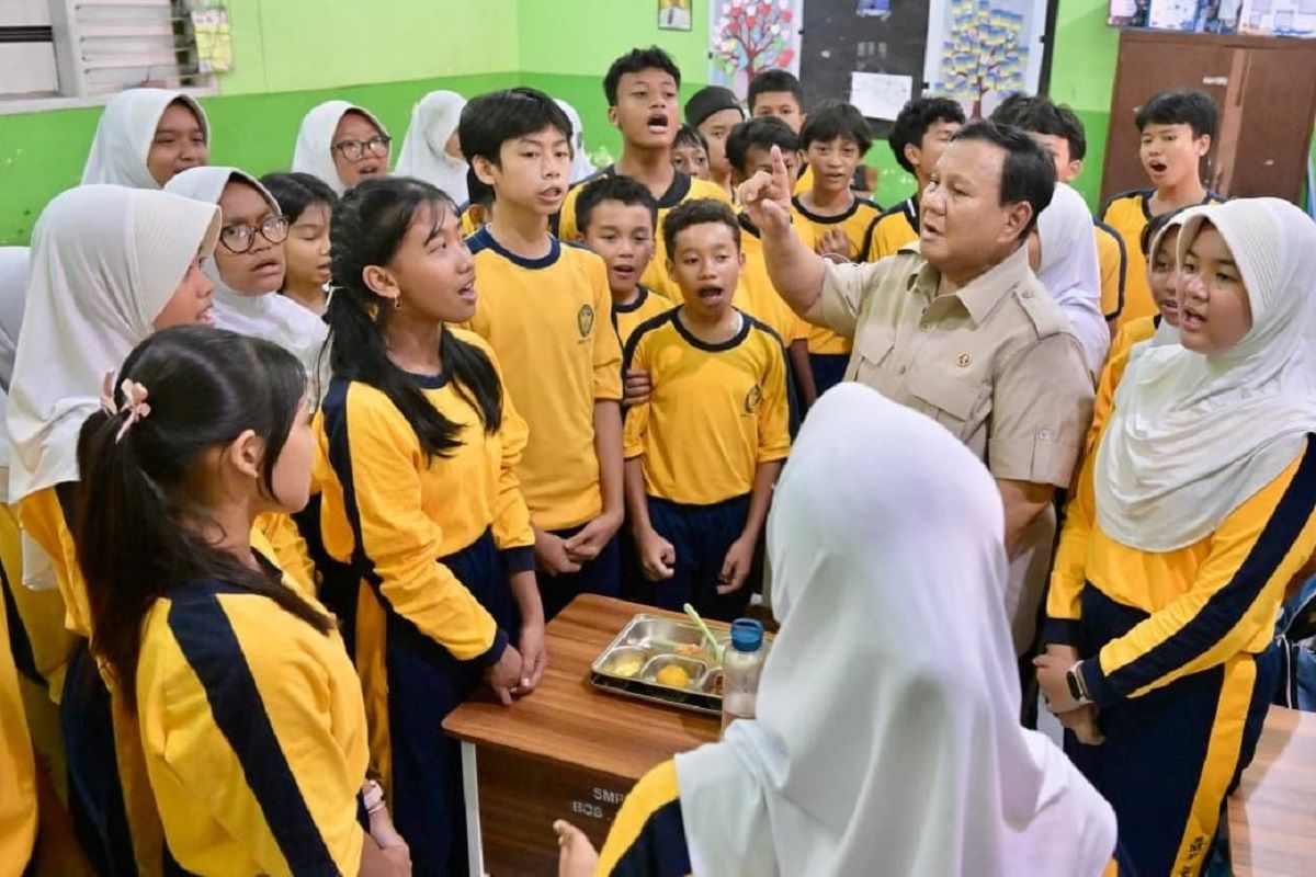 President Prabowo Visits SMPN 111 Jakarta to Monitor Free Nutritious Meal Programme