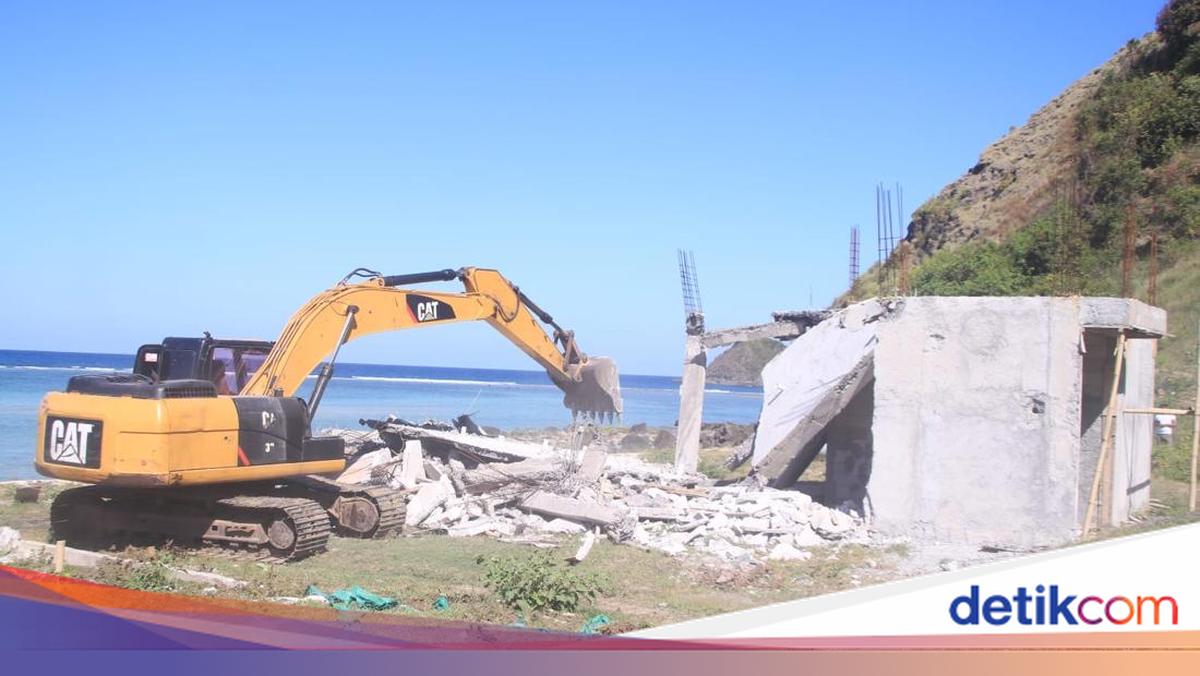 Three Resort Buildings in Sekotong Demolished for Violating Coastal Buffer Zone