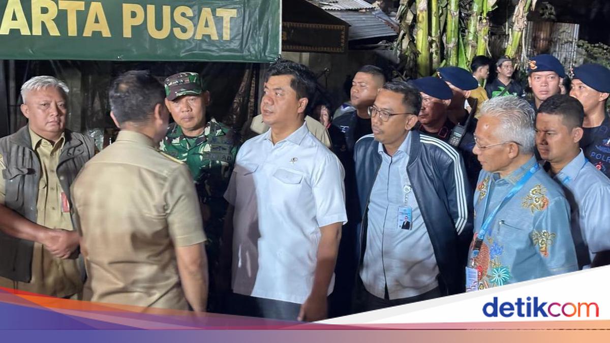 Sent by Prabowo, Deputy Minister of State Secretariat Delivers Aid to Kemayoran Fire Victims
