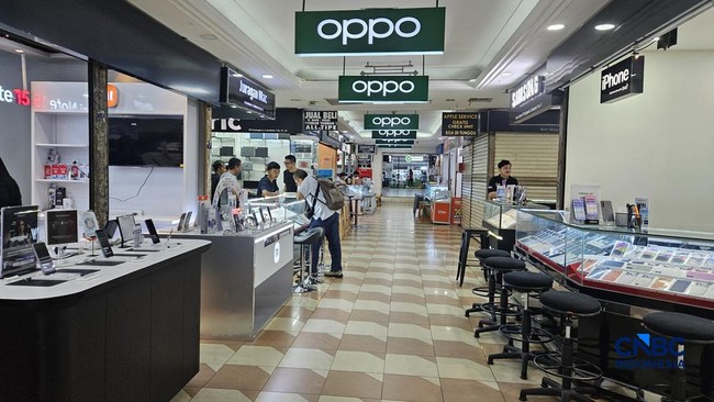 Mobile Phone Prices Triple as Traders at ITC Struggle
