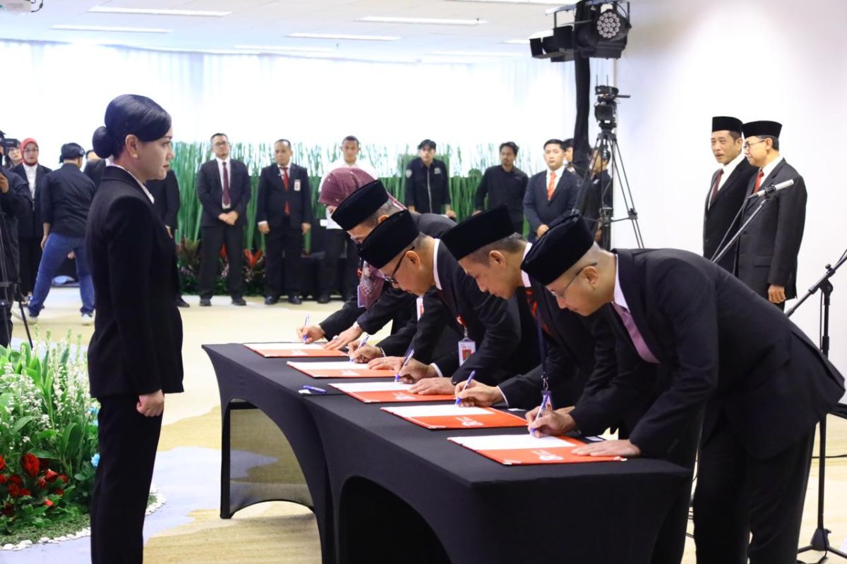 Chairman of OJK Board of Commissioners Inaugurates Deputy Commissioners and Regional OJK Heads