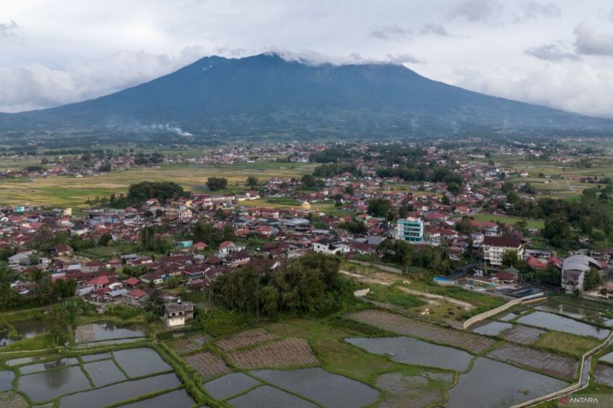 Volcanology Post reports Mount Marapi eruption on Tuesday night