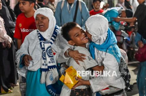 Emotional Moments as First Batch of Hajj Pilgrims Return to Indonesia