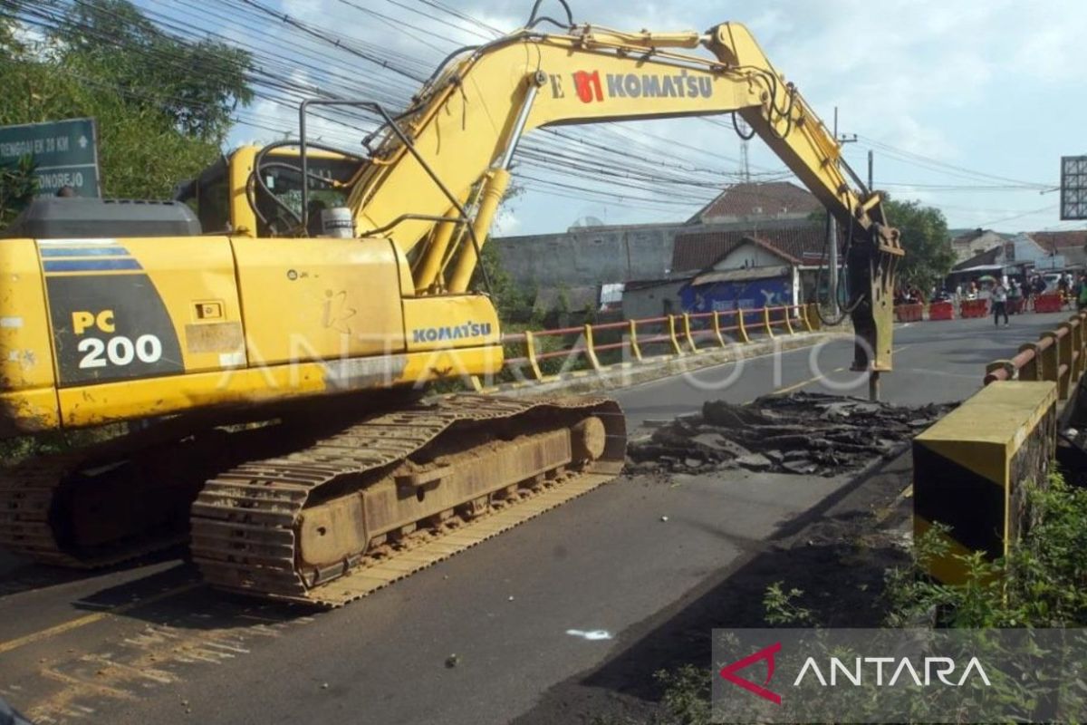 National road connecting Tulungagung and Trenggalek closed completely