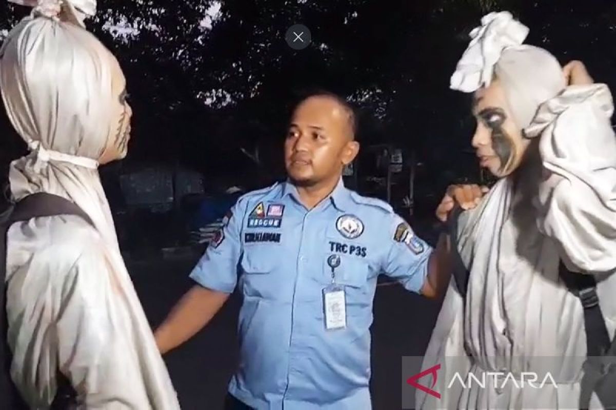 East Jakarta Government Detains Two Beggars Dressed as Pocong Ghosts
