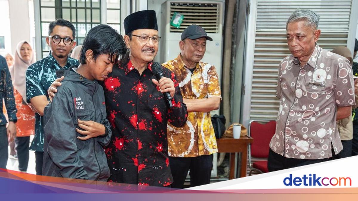 Minister of Social Affairs Visits SRMP 10 Bogor, Listens to Stories of Children Near Dropping Out of School