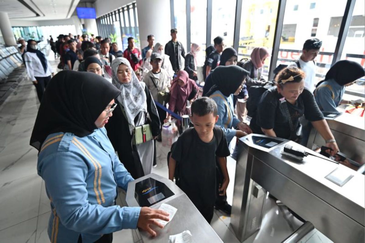 ASDP transports 215,000 vehicles and 804,000 passengers during long holiday period