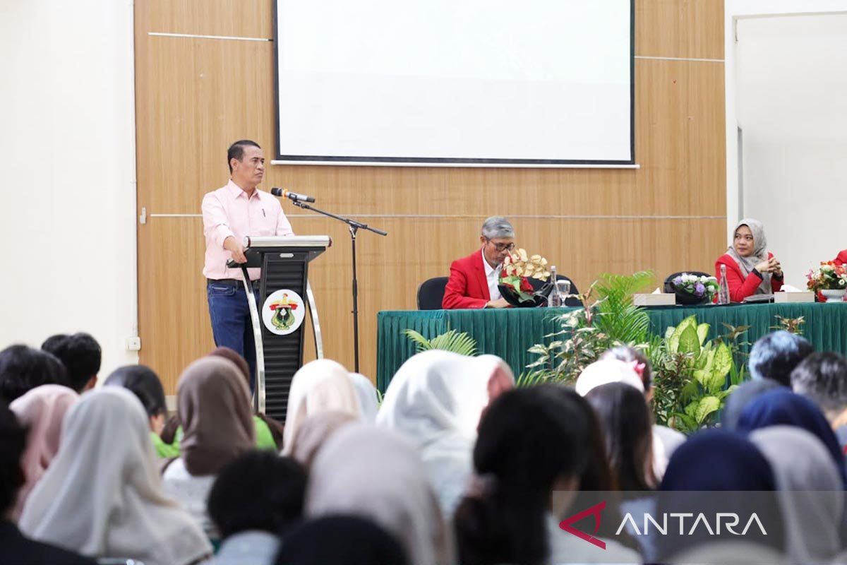 Agriculture Minister addresses fertiliser and irrigation issues following student complaints