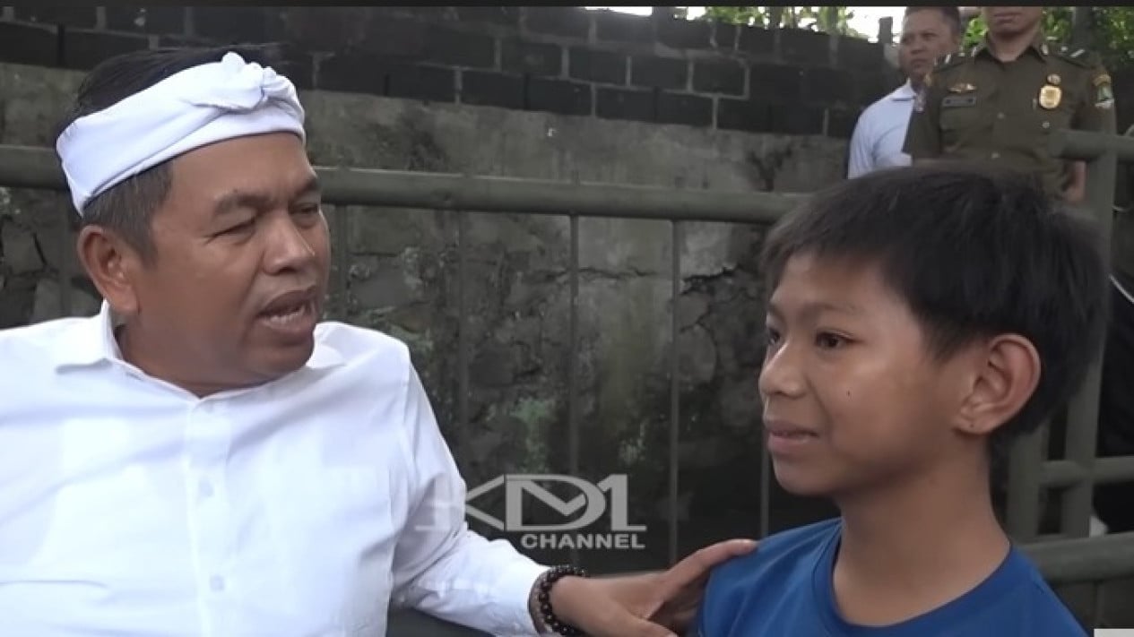 Heartbreaking Story of Rempeyek Vendor's Child Left by Father, Dedi Mulyadi Steps In to Help