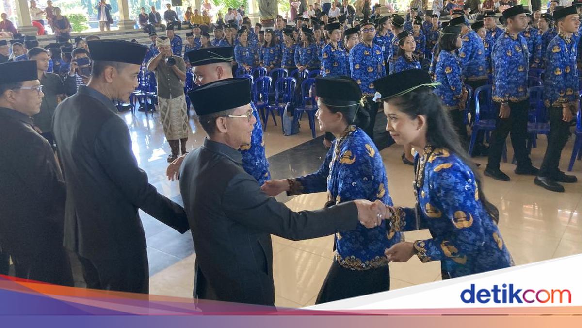 Klungkung Regent Urges Civil Servants to be More Sensitive to Public Complaints