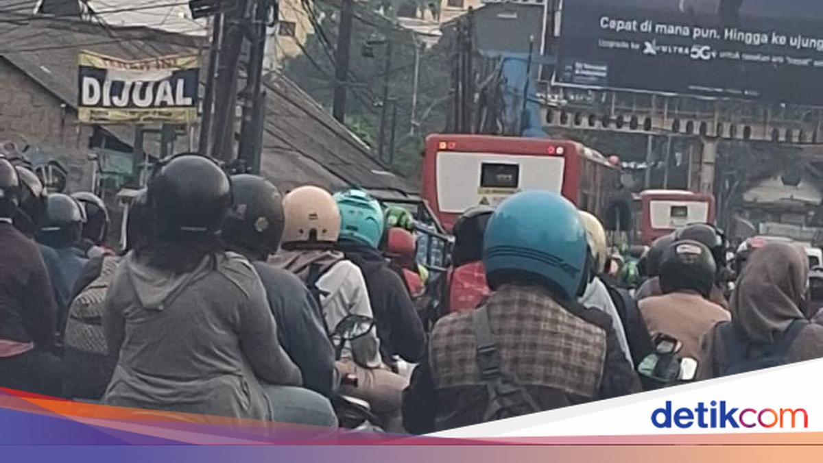 TransJakarta Bus Breaks Down in Ciputat, Causing 1.5 km Traffic Jam Towards Jakarta
