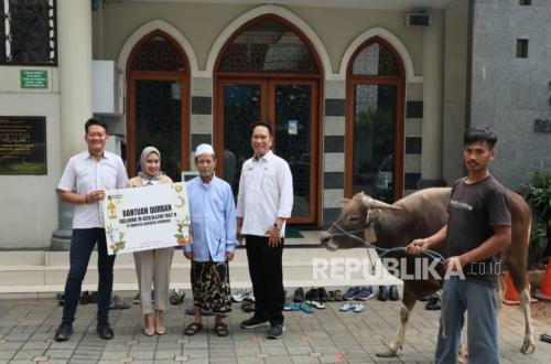 Brantas Abipraya Distributes 210 Sacrificial Animals to Communities Near Project Sites