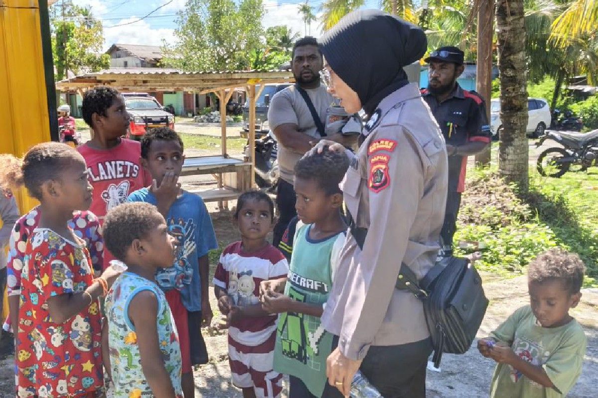 Biak Police Provide Trauma Healing to Residents Affected by Bomb Explosion