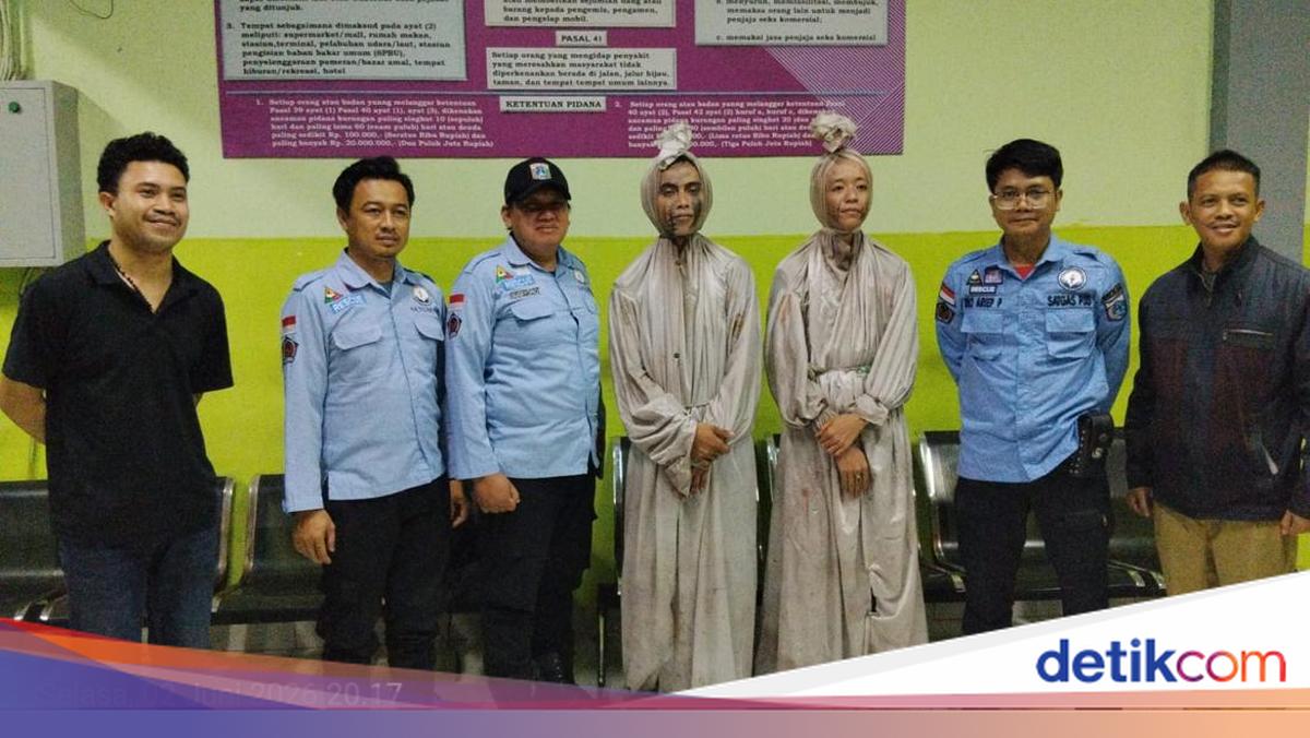 Two 'Pocong' Street Performers Detained During Nighttime Raid