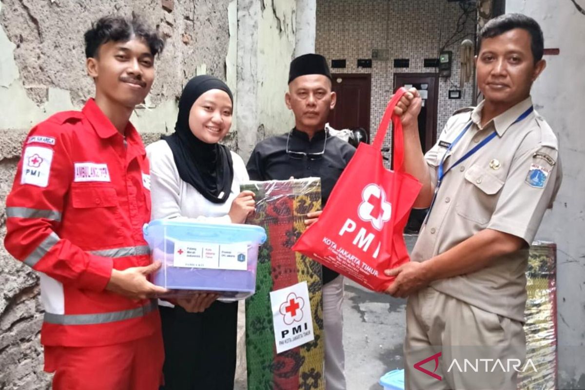 East Jakarta PMI Distributes Aid to Fire Survivors in Utan Kayu Selatan