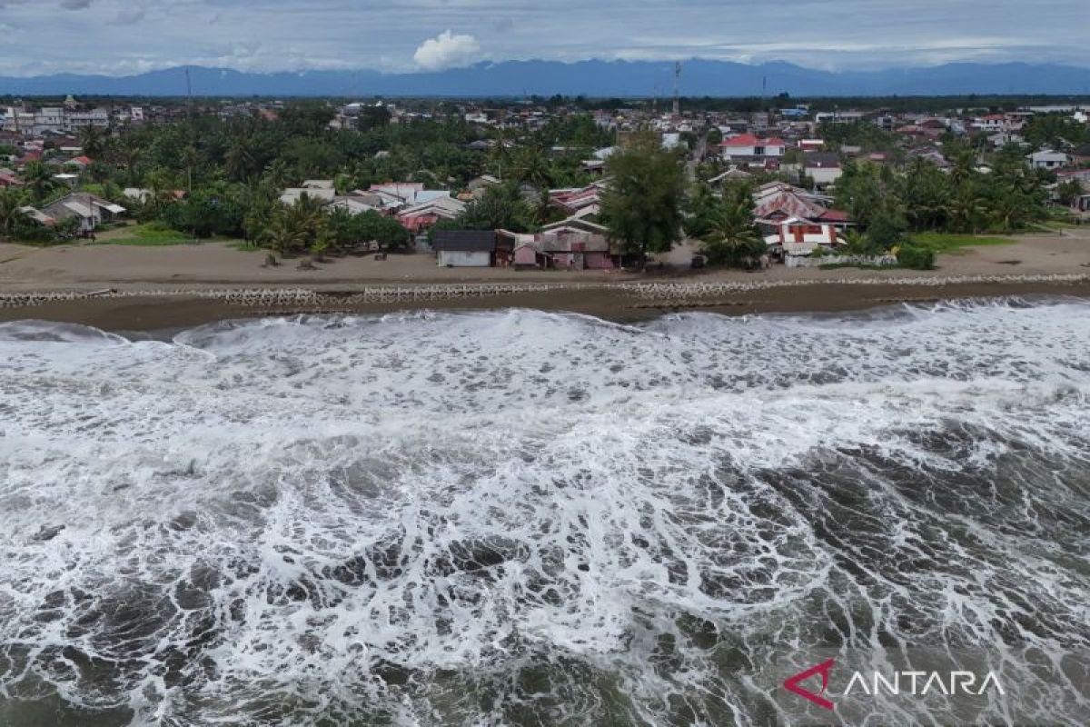 BMKG Forecasts Potential Waves of Up to 4 Metres in Southern Waters