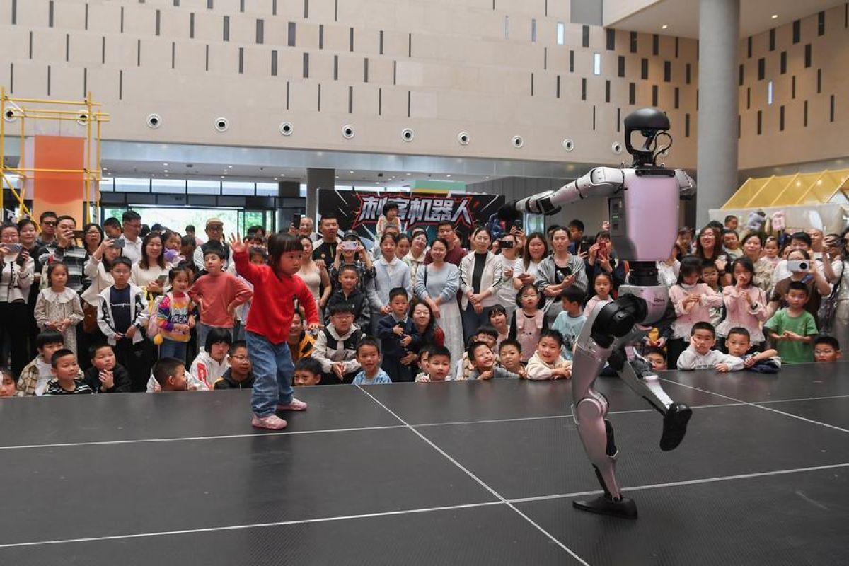 Humanoid Robot Study Tours Spark Enthusiasm for AI