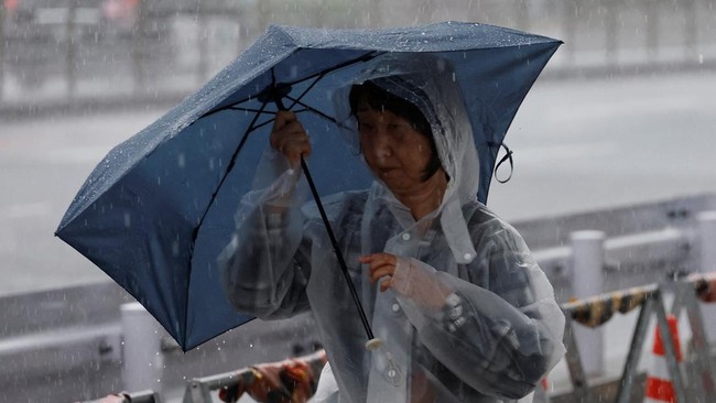 Disaster Hits Japan as Tropical Storm Jangmi Triggers Widespread Blackouts