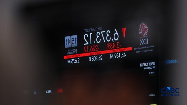 IDX Plummets, OJK Chief Monitors Impact on Insurance and Pension Funds