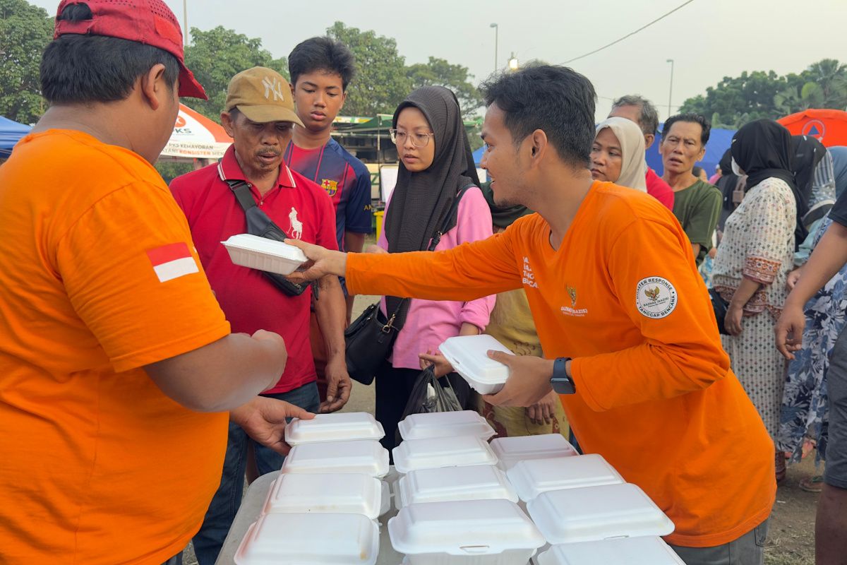 Baznas DKI provides emergency supplies for Kemayoran fire survivors