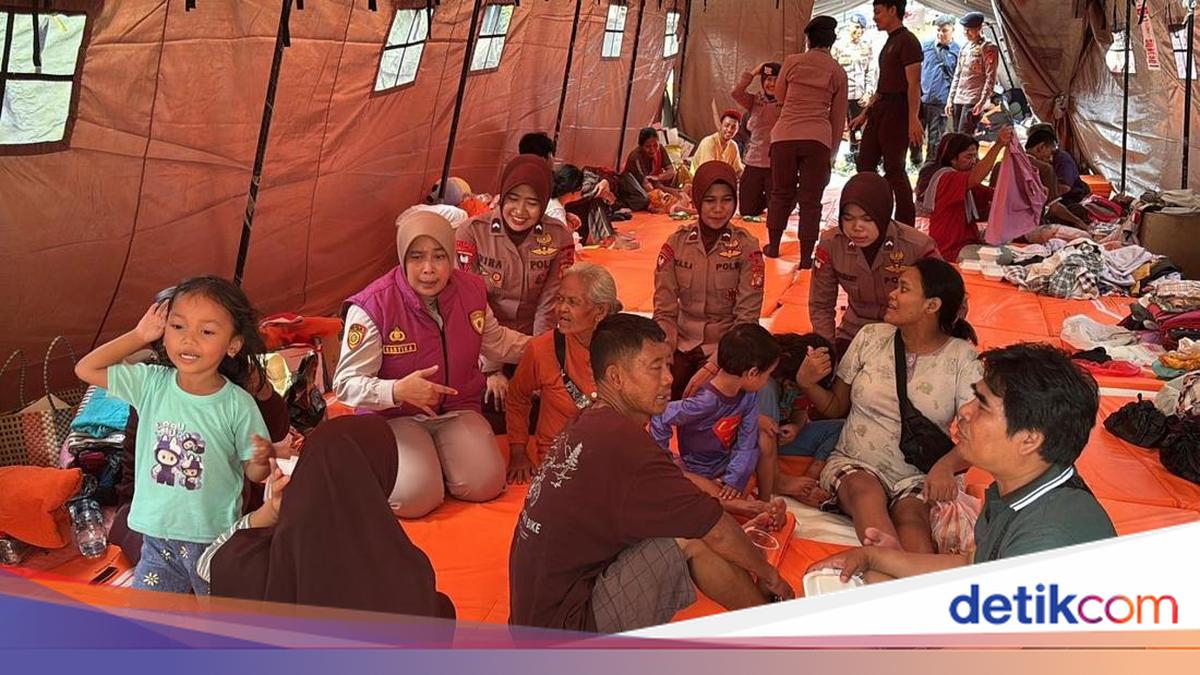 Metro Jaya Brimob Female Officers Provide Trauma Healing to Children Affected by Kemayoran Fire