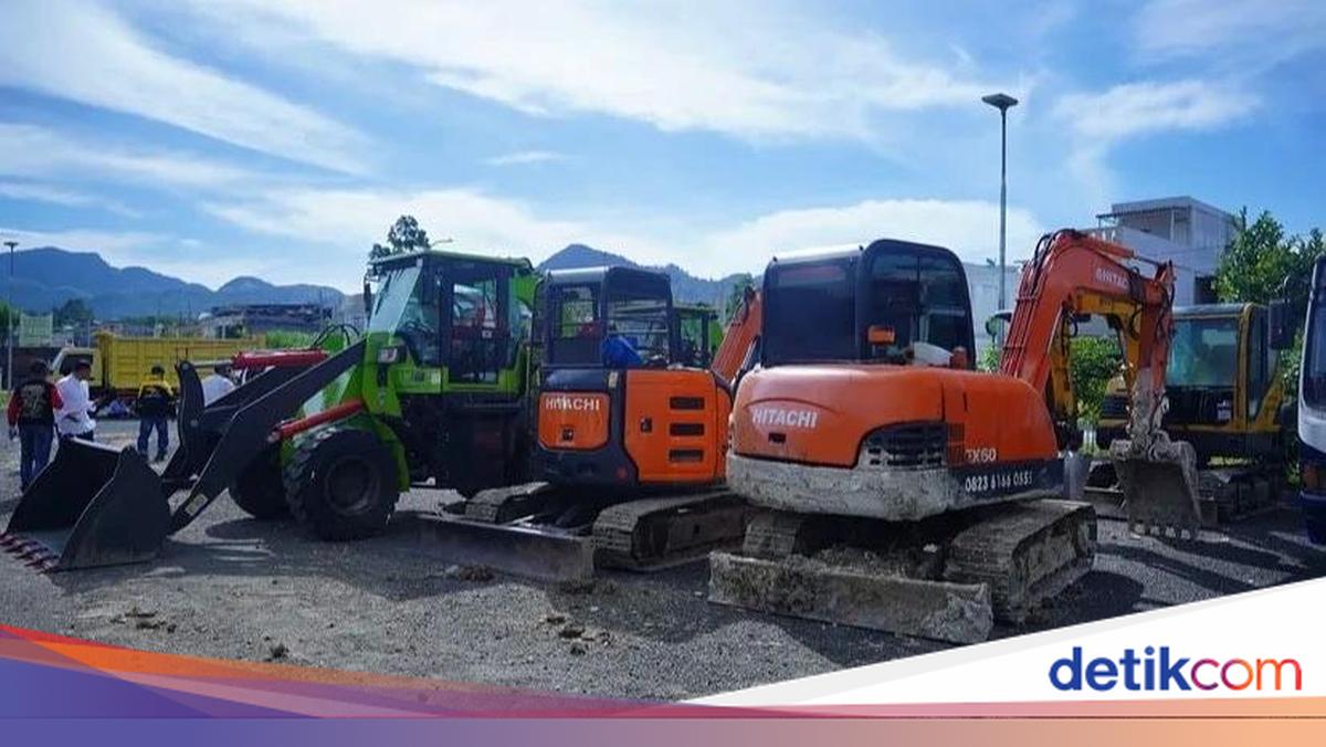 Thousands of Heavy Machines from Various Agencies Assist Sumatra Infrastructure Recovery