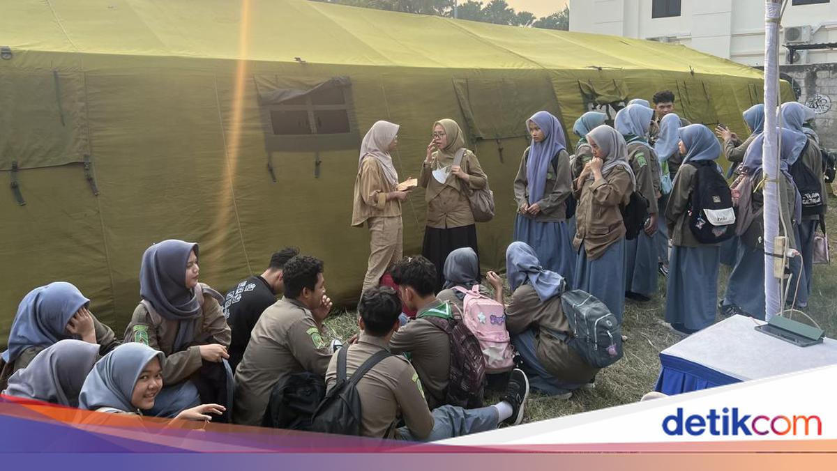 Students Visit Classmate Affected by Kemayoran Fire