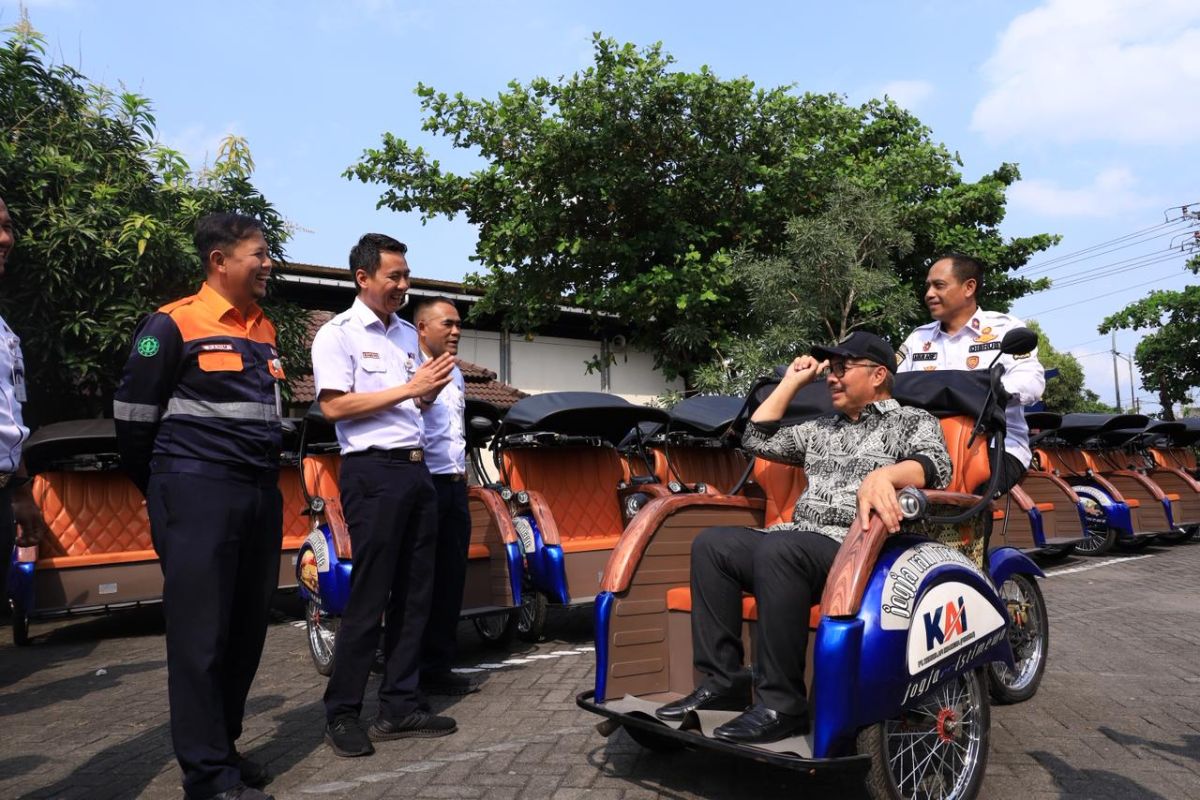 KAI Daop 6 and Yogyakarta City Government Distribute Electric Rickshaws to Pedicab Drivers