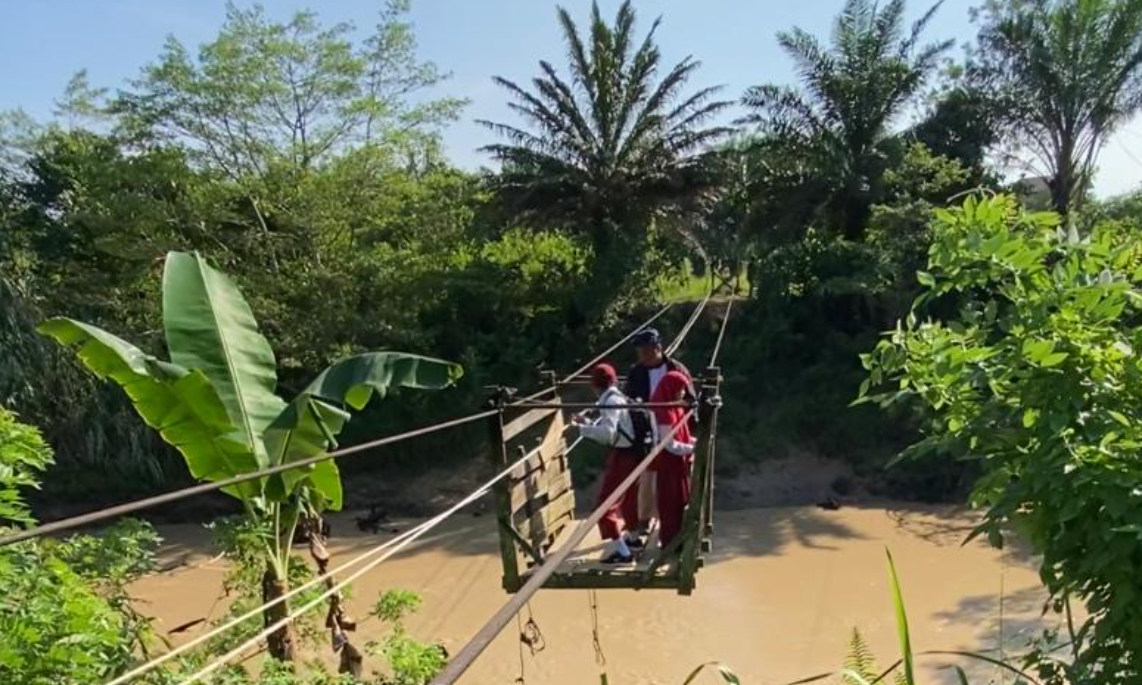Students' Struggle in Kutai Kartanegara: Crossing Crocodile Habitats via Cable Car to Reach School