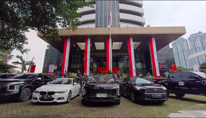 KPK Seizes 33 Vehicles in Sting Operation Involving Immigration Officials