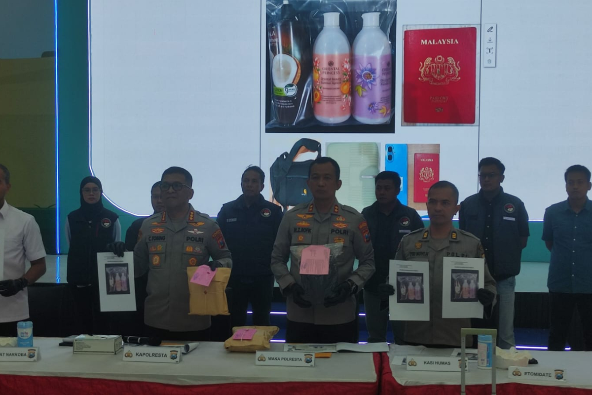 Sidoarjo Police Bust Etomidate Trafficking Ring, Two Malaysian Nationals Arrested
