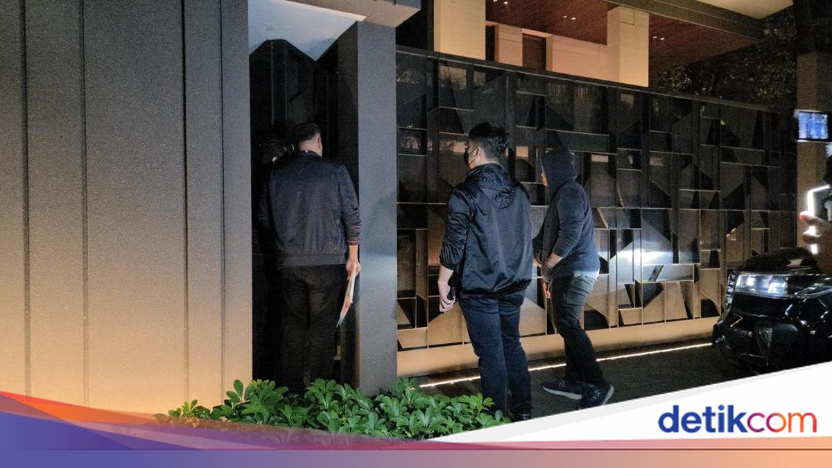 Immigration Sting in West Jakarta: Deputy Minister Silmy Karim's Residence Searched by KPK