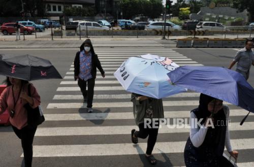 Hot Weather Can Drive Up Electricity Bills; Rooftop Solar Power Seen as Solution