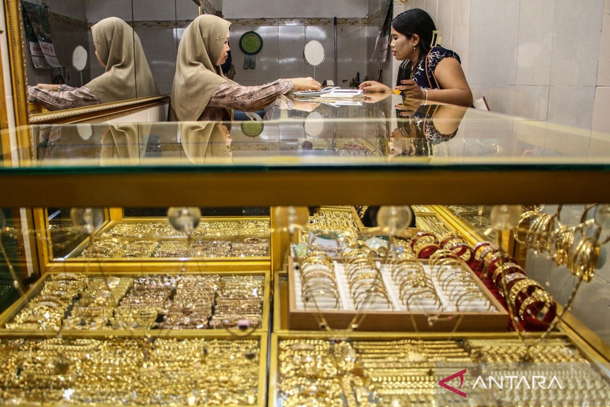 UBS and Galeri24 gold prices fall on Thursday morning, Antam remains stable