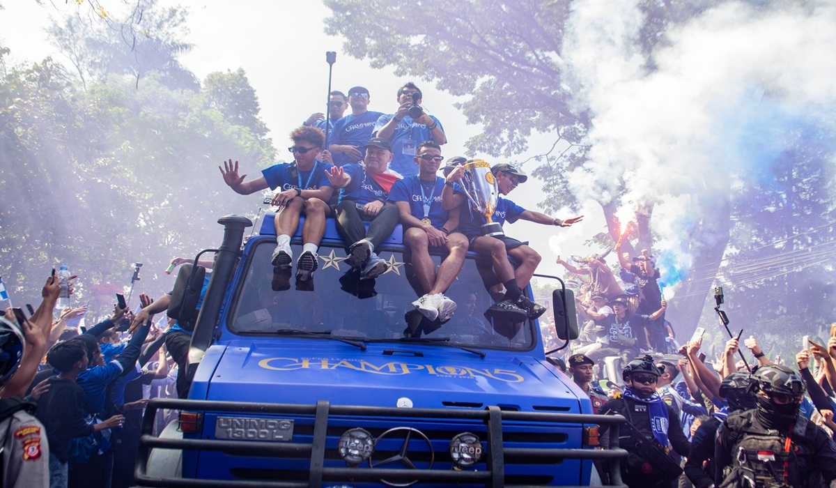 KDM Hands Over Rp1 Billion Bonus, Claims Proceeds from Cattle Sales for Persib Bandung