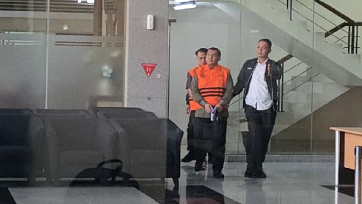 Deputy Minister Silmy Karim Named Suspect: Wears KPK Vest, Hands in Handcuffs