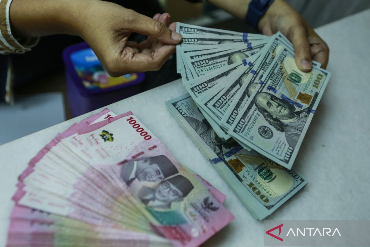 Rupiah breaches Rp18,000 per dollar amid global and domestic pressures