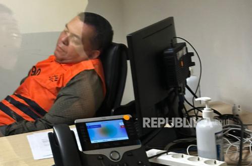 Wearing an Orange Vest, Deputy Minister of Immigration Silmy Karim Detained by the KPK