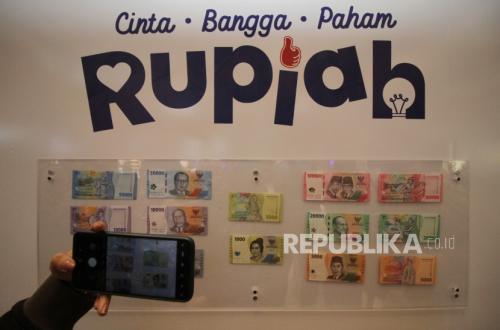 Rupiah Falls to Record Low of Rp 18,000