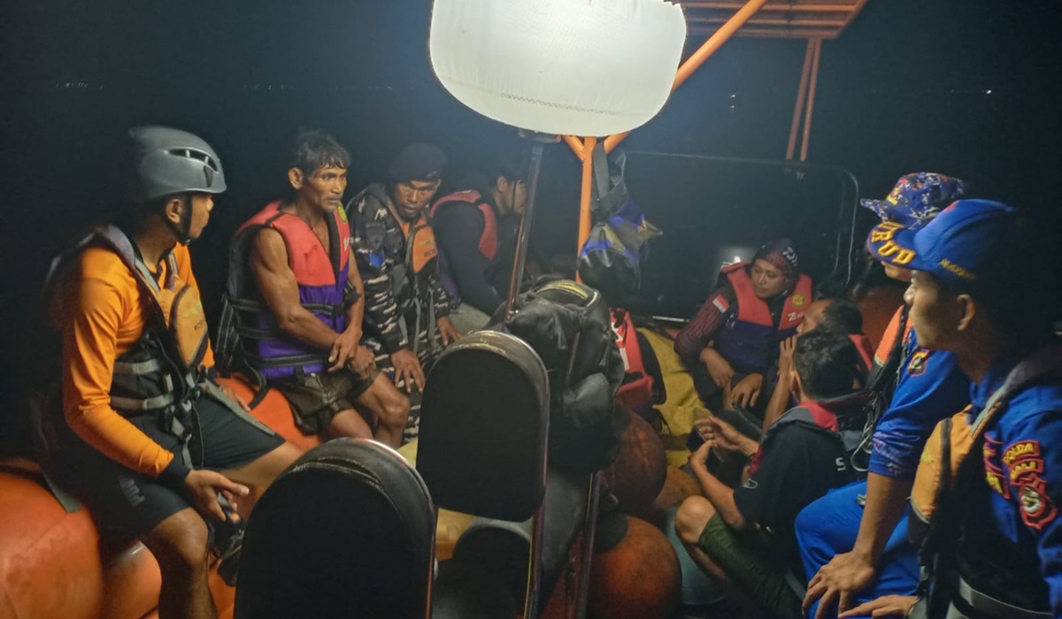 Boat Capsizes in Buleleng: Six Fishermen Rescued by SAR Team