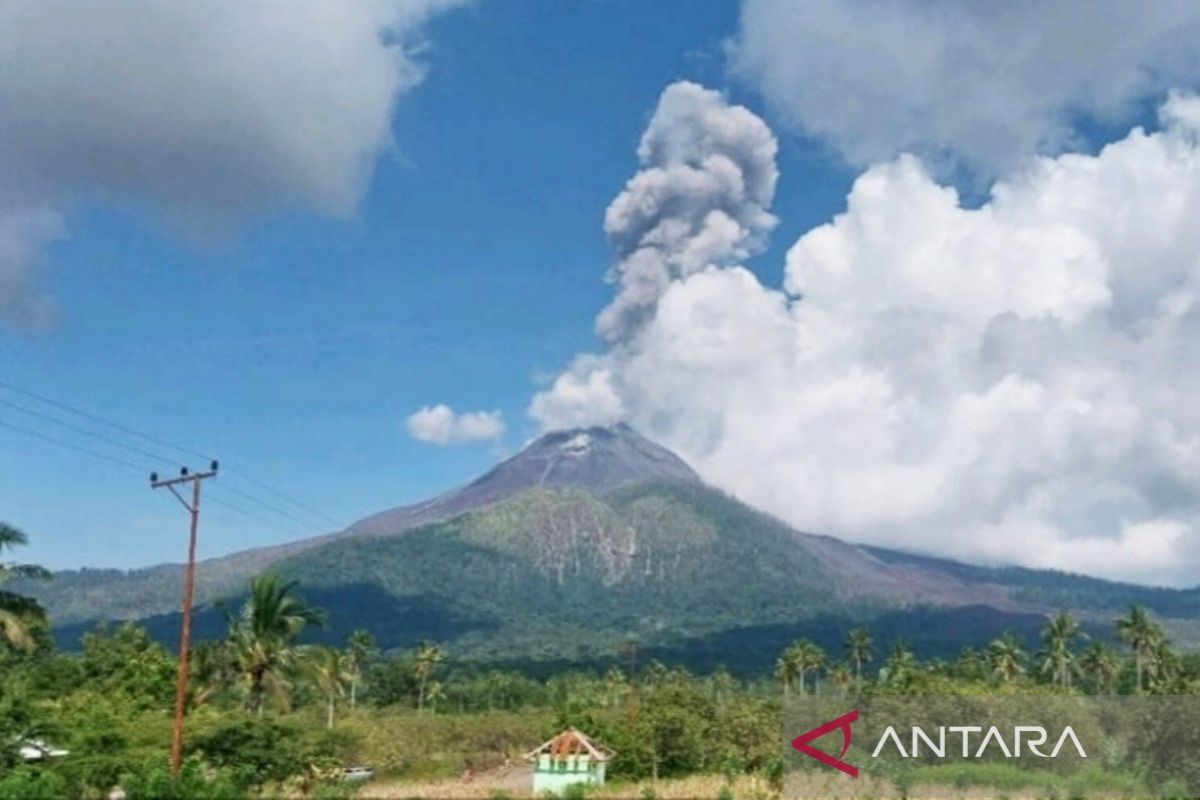 Mount Lewotobi Laki-Laki in Flores, East Nusa Tenggara, Erupts on Thursday Morning
