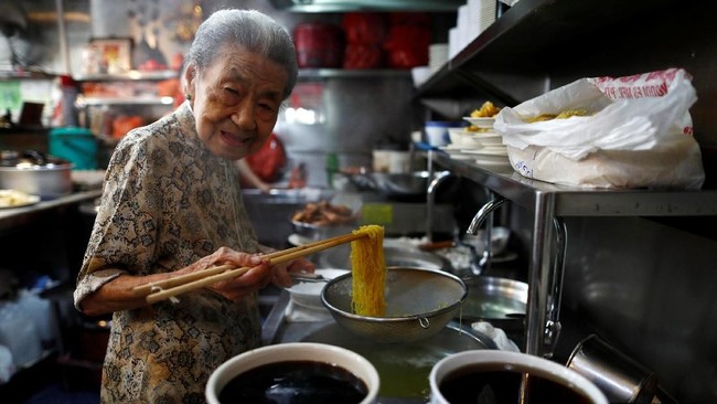 Singaporeans Live the Longest, Here's Their Secret