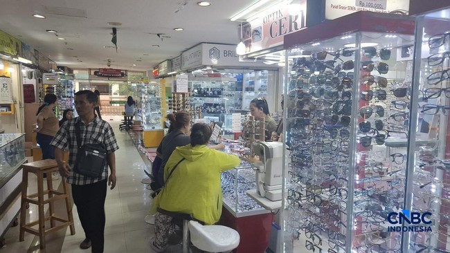 Imported Eyewear Floods Indonesia, Sold Cheaply with Lenses and Frames for a Pittance