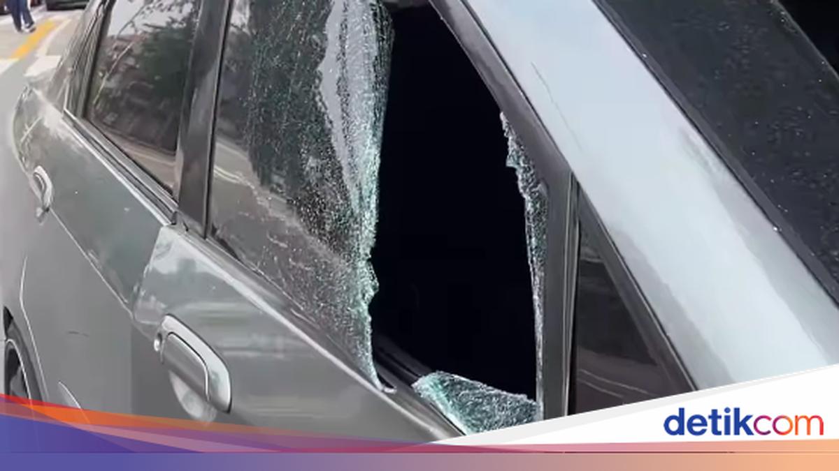 Video of Reckless Motorcyclist Crashing into Car on Jakarta's Otista Bus Lane Goes Viral